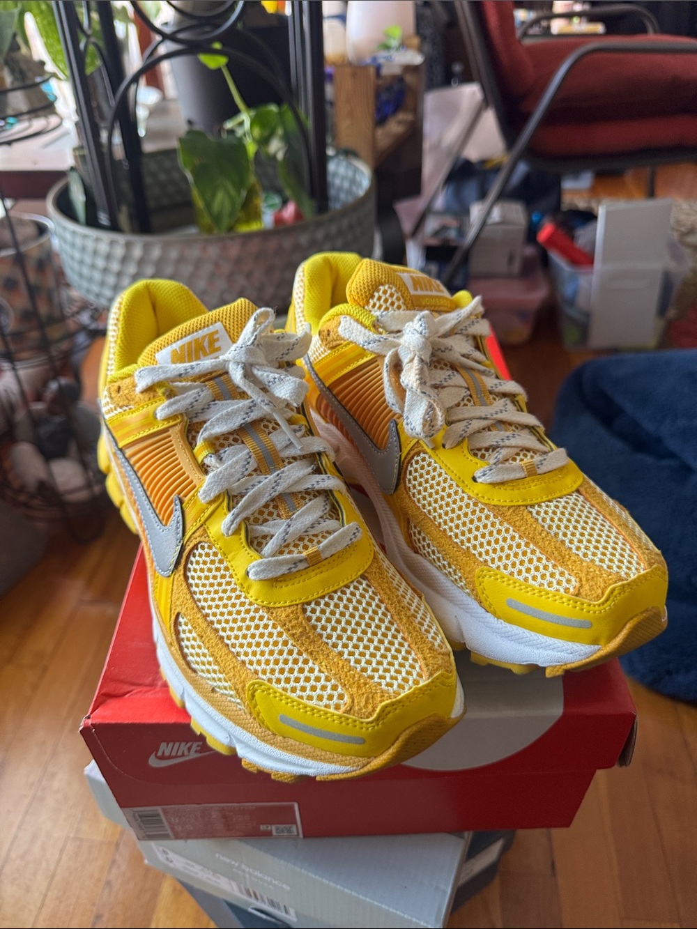Nike Zoom Vomero 5 Yellow Mesh Athletic Sneakers with Silver Swoosh W 9.5